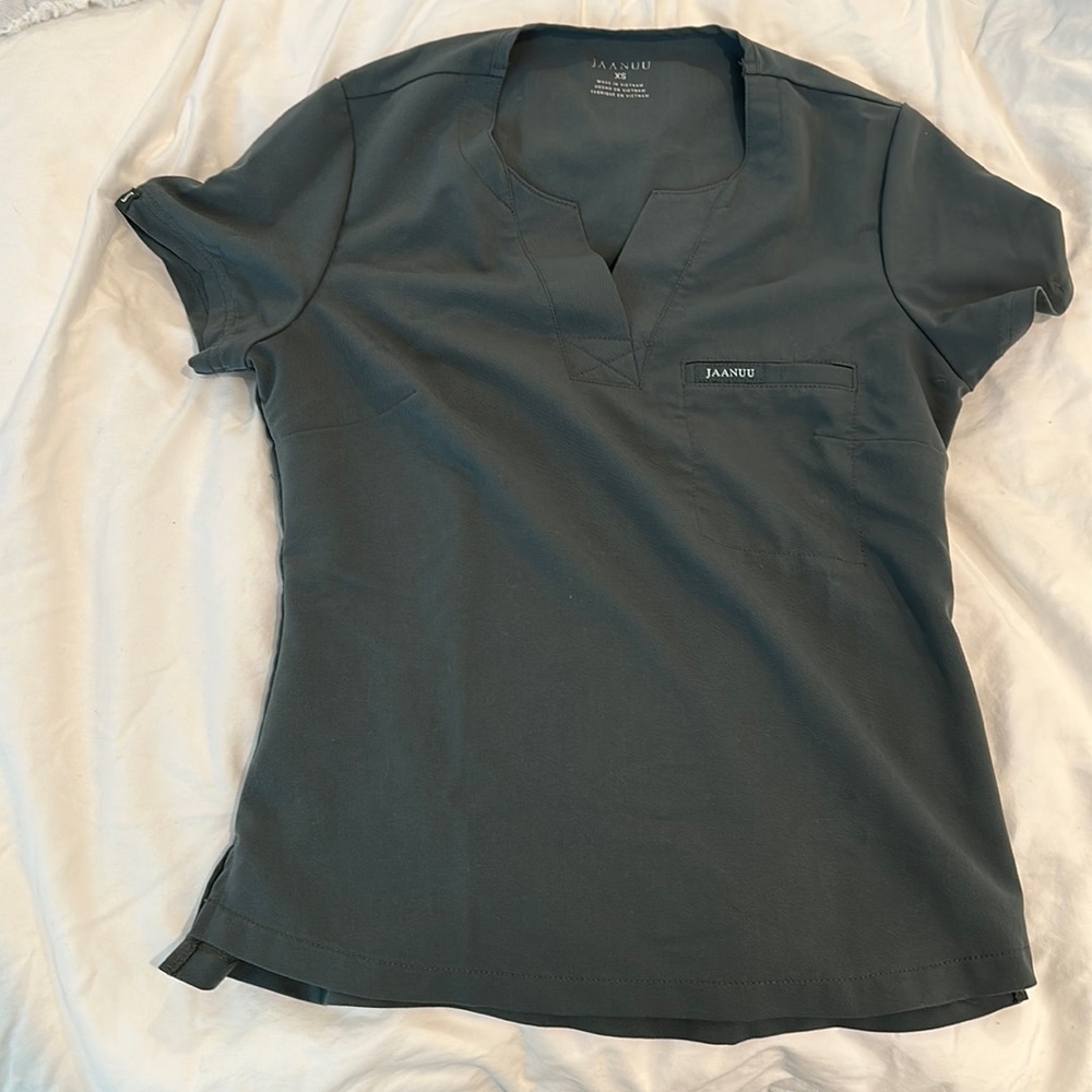 Jaanuu Scrub top